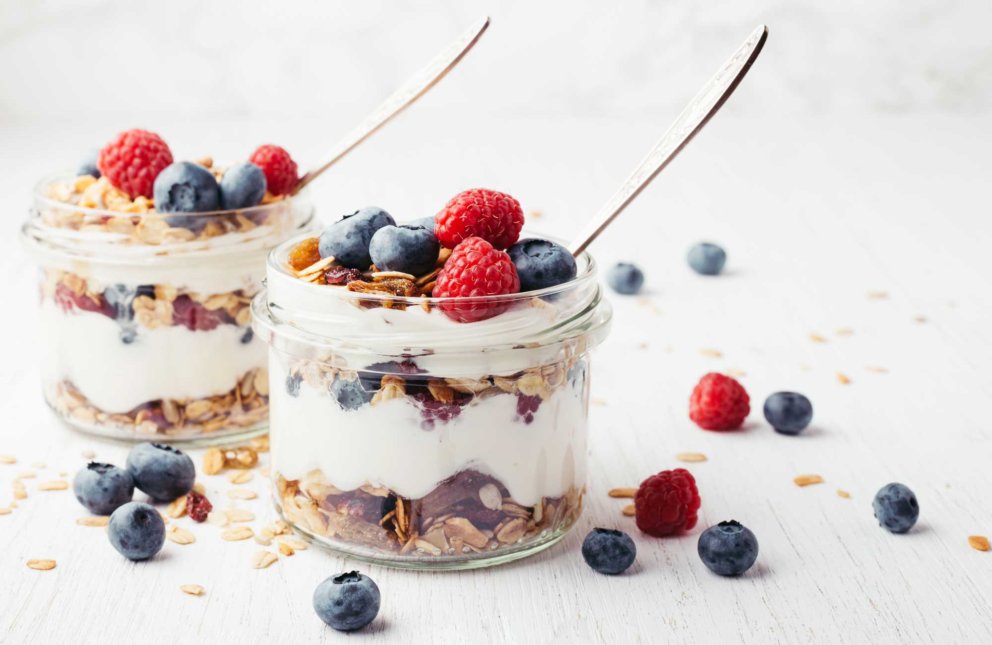 Sturzgläser gefüllt mit Joghurt und Früchten