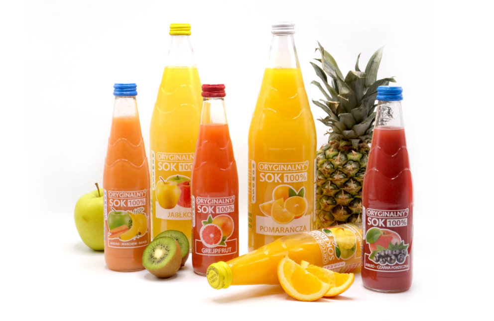 Overview of organic juice bottles from oryginalnysok with fruits