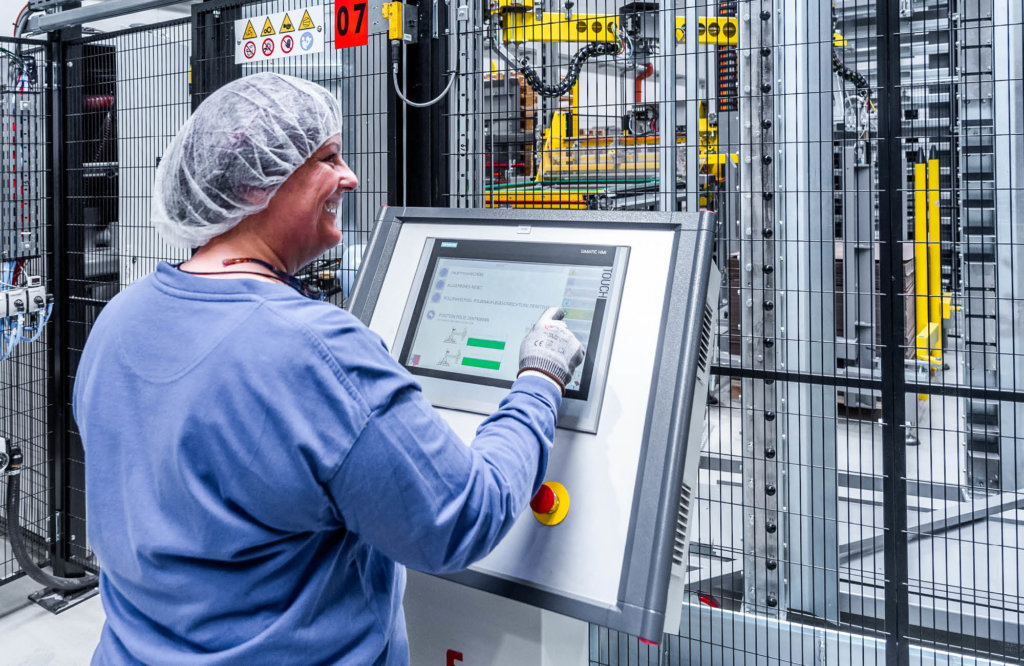 Mitarbeiterin arbeitet an der Verpackungsmaschine