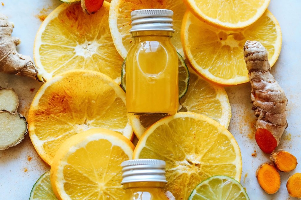 Nutrazeutikaflasche liegend auf Orangenscheiben