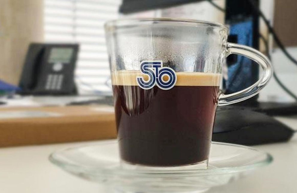 Kaffeetasse aus Glas mit Stoelzule Logo