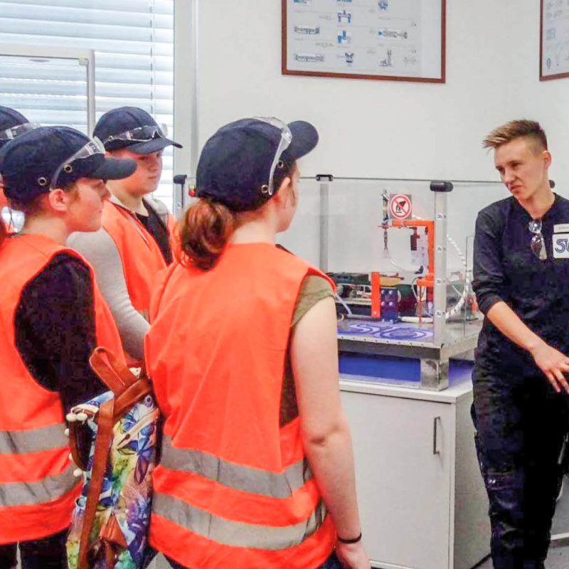 Mehrere Mädchen beim Schnuppertag in der Mechatronikwerkstätte bei Stoelzle