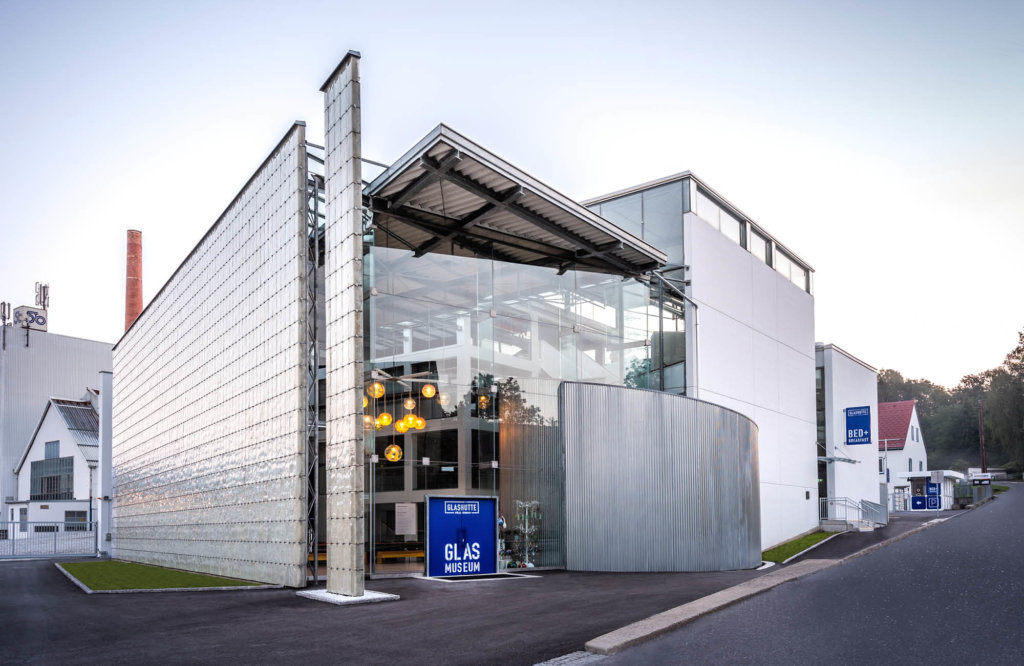 Facade and entry of the Stoelzle glass centre building