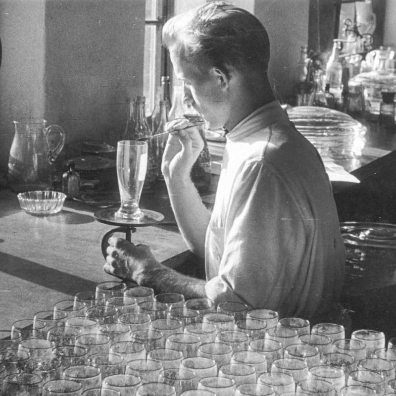 Historic picture of man decoarting drinki9ng glass at Austrian glass plant