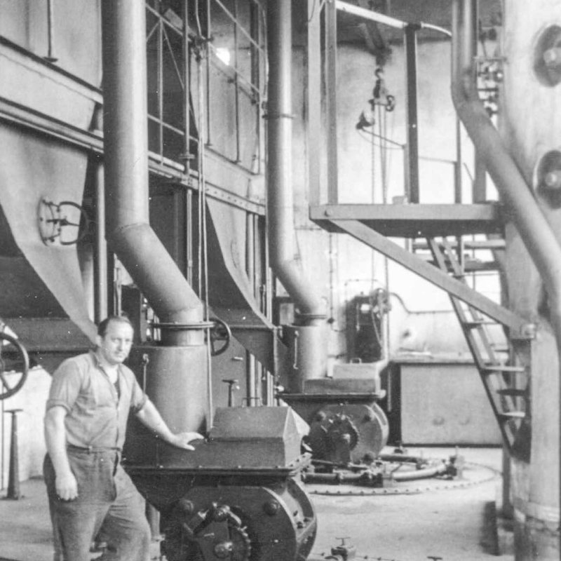 Historic picture of a generator and an operator in Austrian glass plant