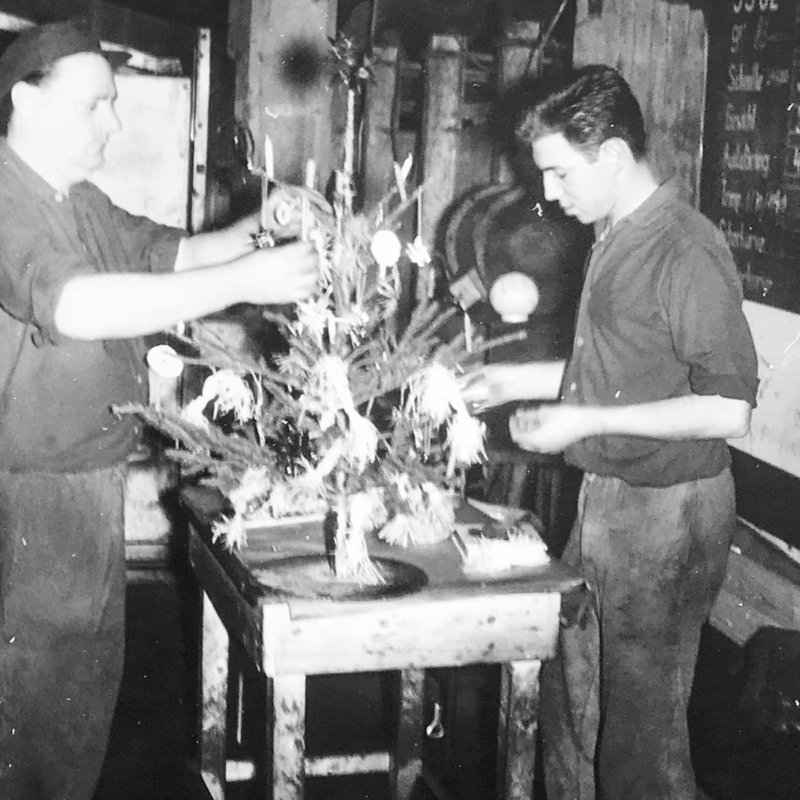 Historic picture of employees decorating Christmas tree in the Austrian plant 1956