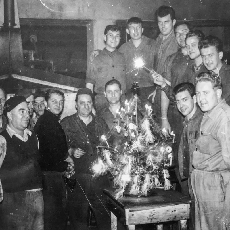 Historic picture of employees during Christmas celebrations in the Austrian plant