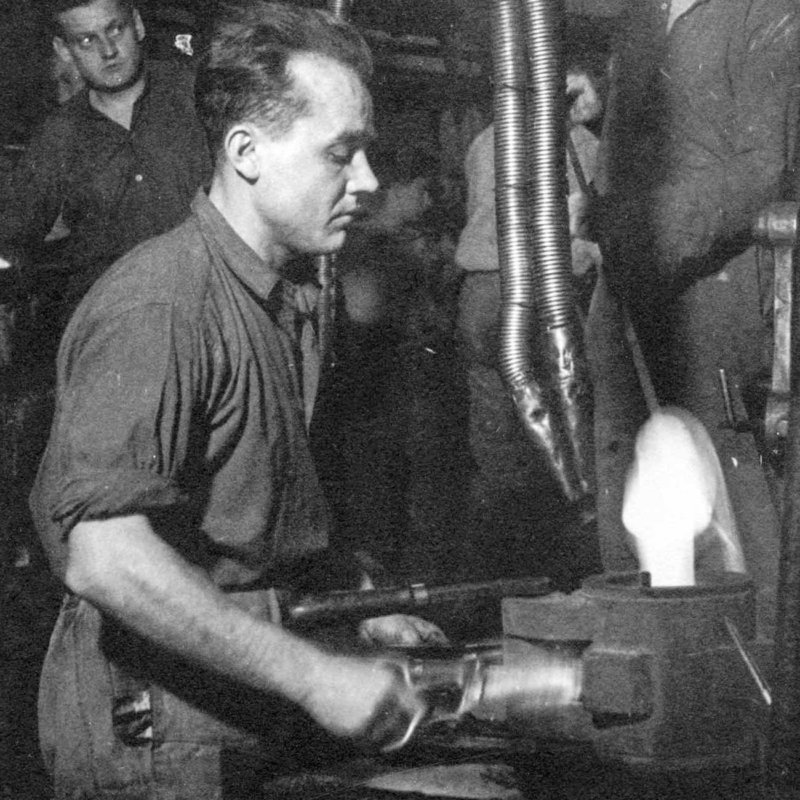 Historic picture of forming process of mouthblown glass