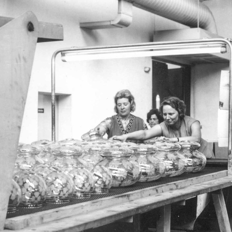 Historic picture showing women sorting and packing mouthblown glassware