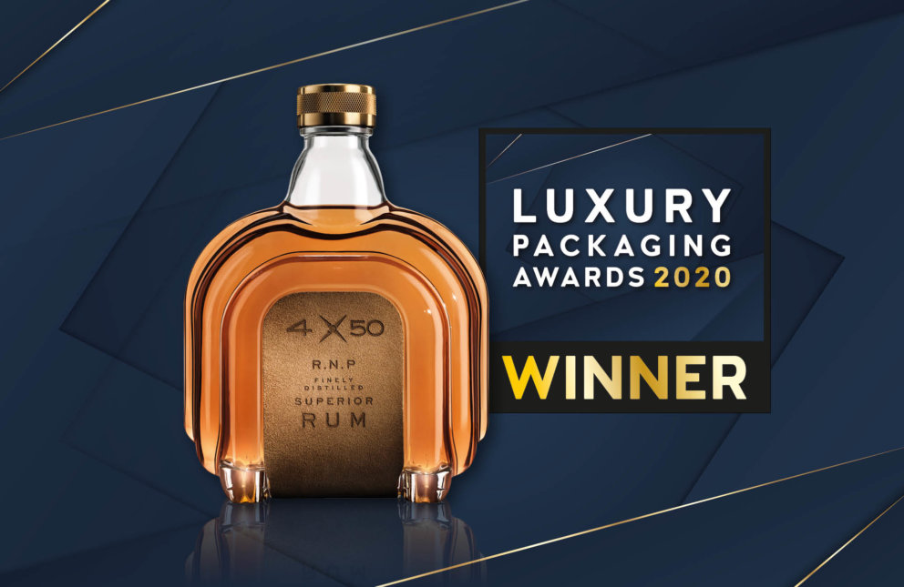 Spirituosenflaschen 4x50 und Gewinnerlogo des UK Luxury Packaging Award