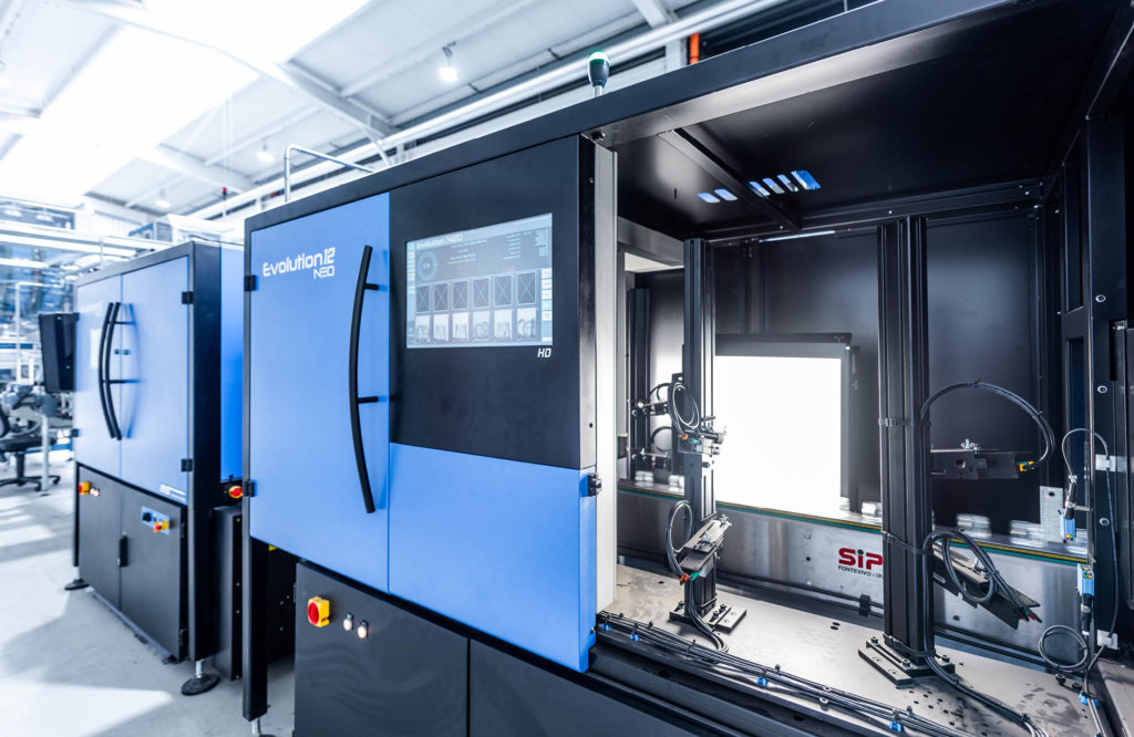 Qualitätsprüfung mit Multikamerasystem am Kalten Ende der Stoelzle Produktionsstätten